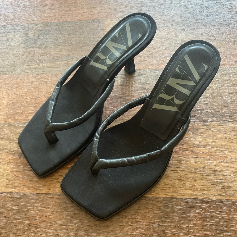 🖤Zara heeled leather square toed sandals